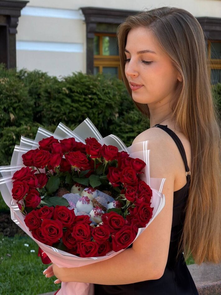 Букет с красными кустовыми розами