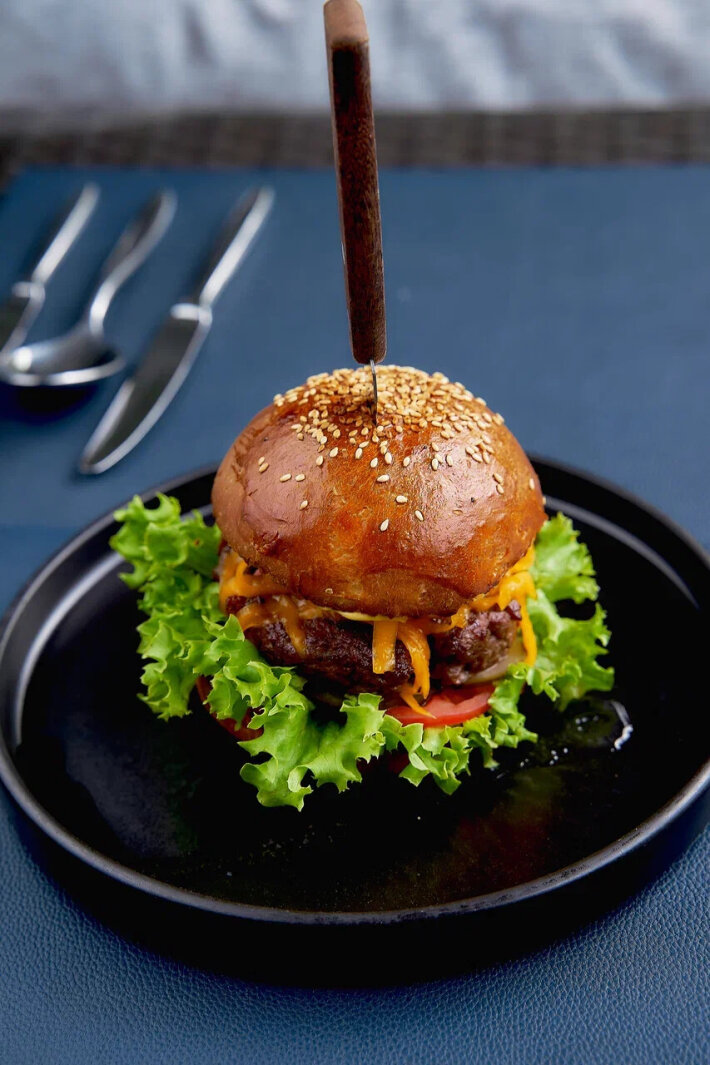Бургер с говядиной «Black Angus» с соусом «Кола»