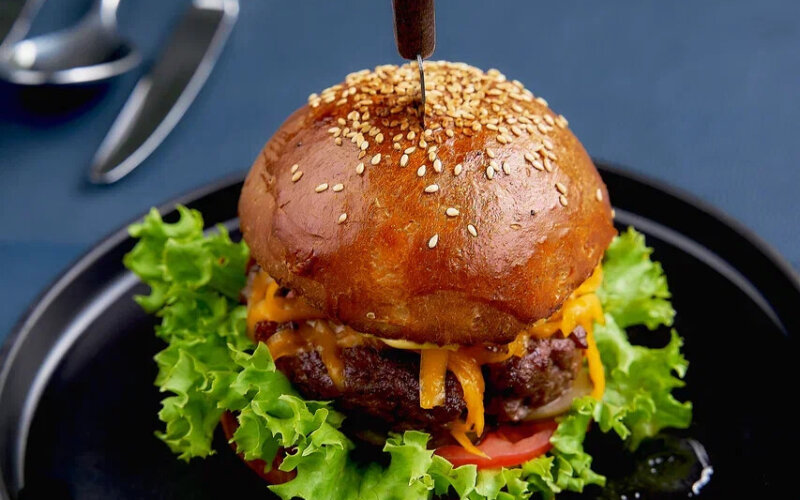 Бургер с говядиной «Black Angus» с соусом «Кола»