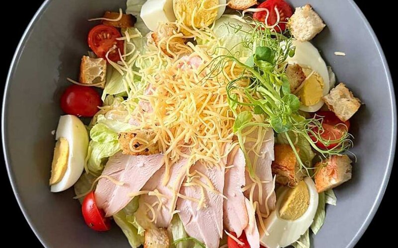 Салат «Цезарь с курицей»