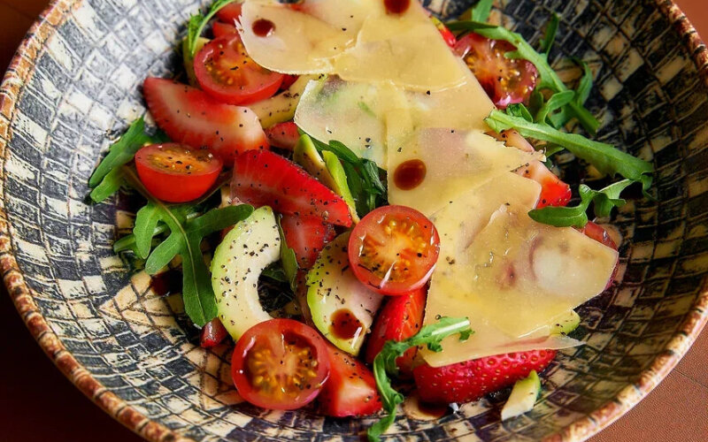 Салат с авокадо, клубникой и выдержанным сыром