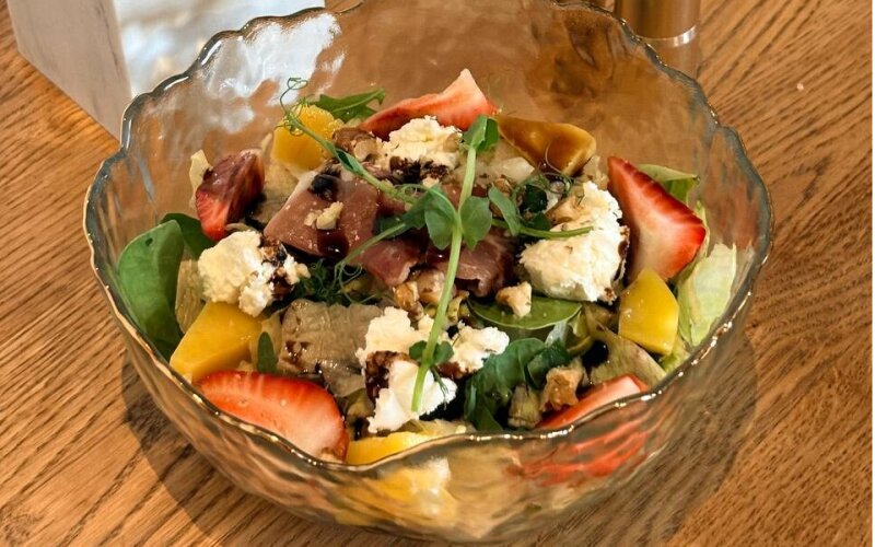 Салат с клубникой, растрами и манго