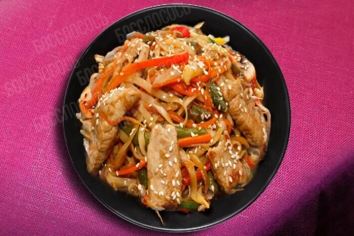Wok со свининой в сливочном соусе