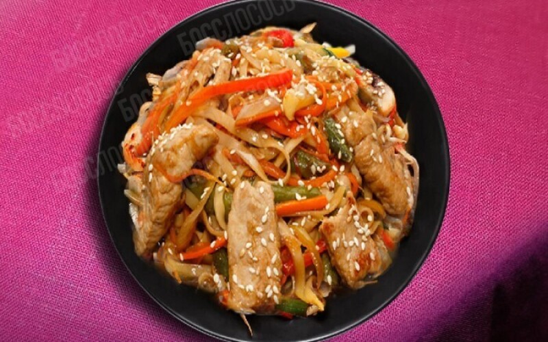 Wok со свининой в сливочном соусе