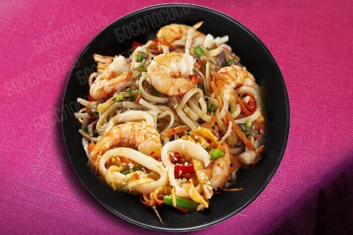 Wok с креветками и кальмаром