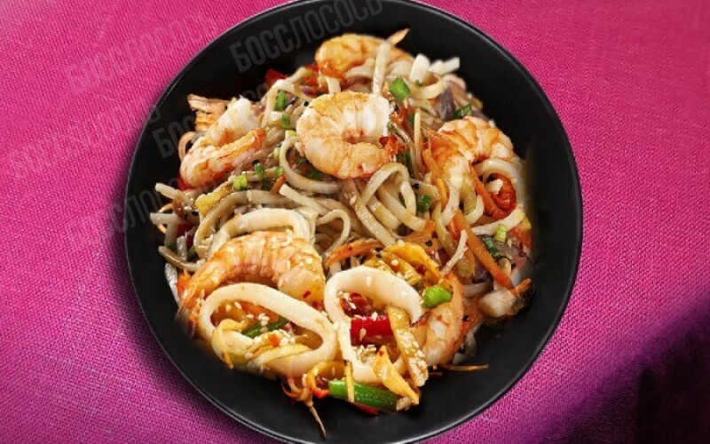 Wok с креветками и кальмаром
