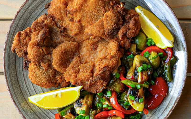 Куриный шницель на кости с овощами