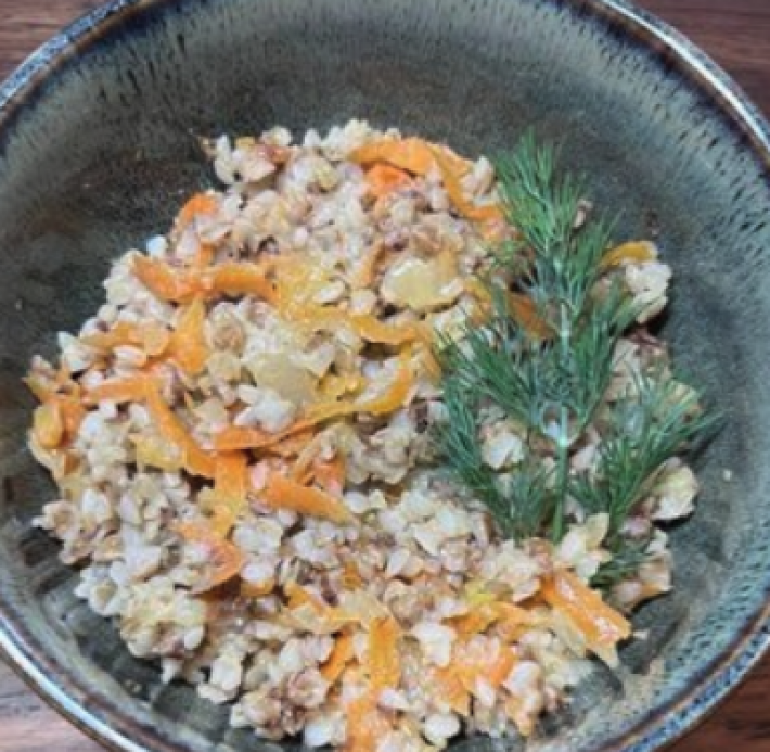 Гречка с луком и морковью