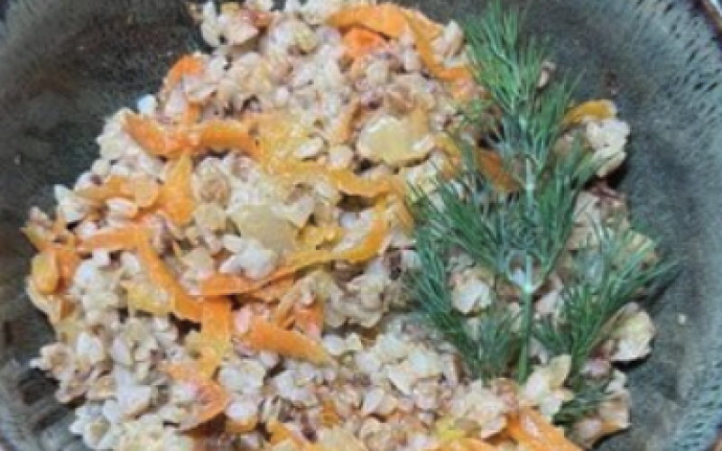 Гречка с луком и морковью