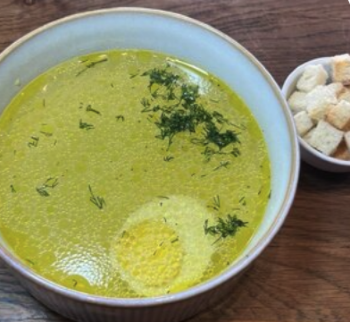 Куриный бульон с зеленью и яйцом