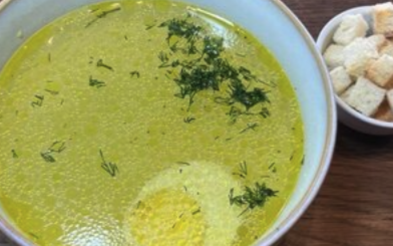 Куриный бульон с зеленью и яйцом