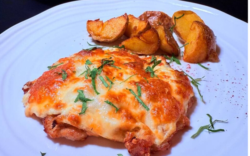 Мясо «По-французски» с картофелем «По-деревенски»