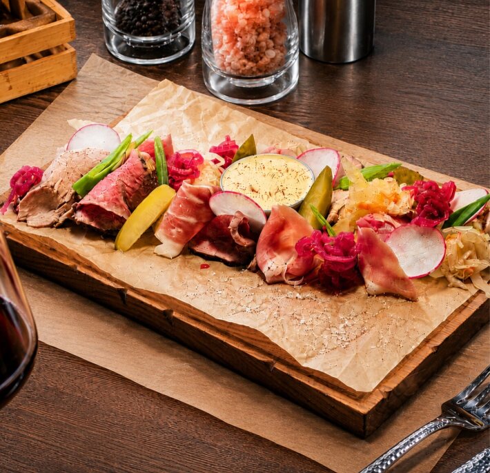 Плато из мяса и солений