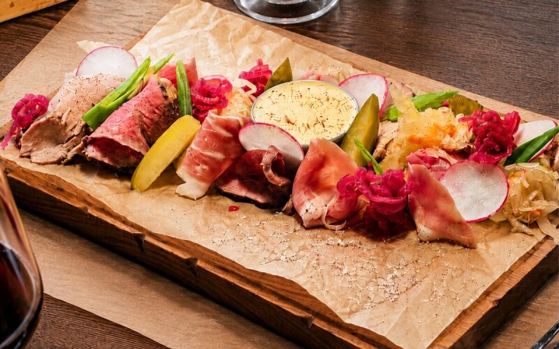 Плато из мяса и солений