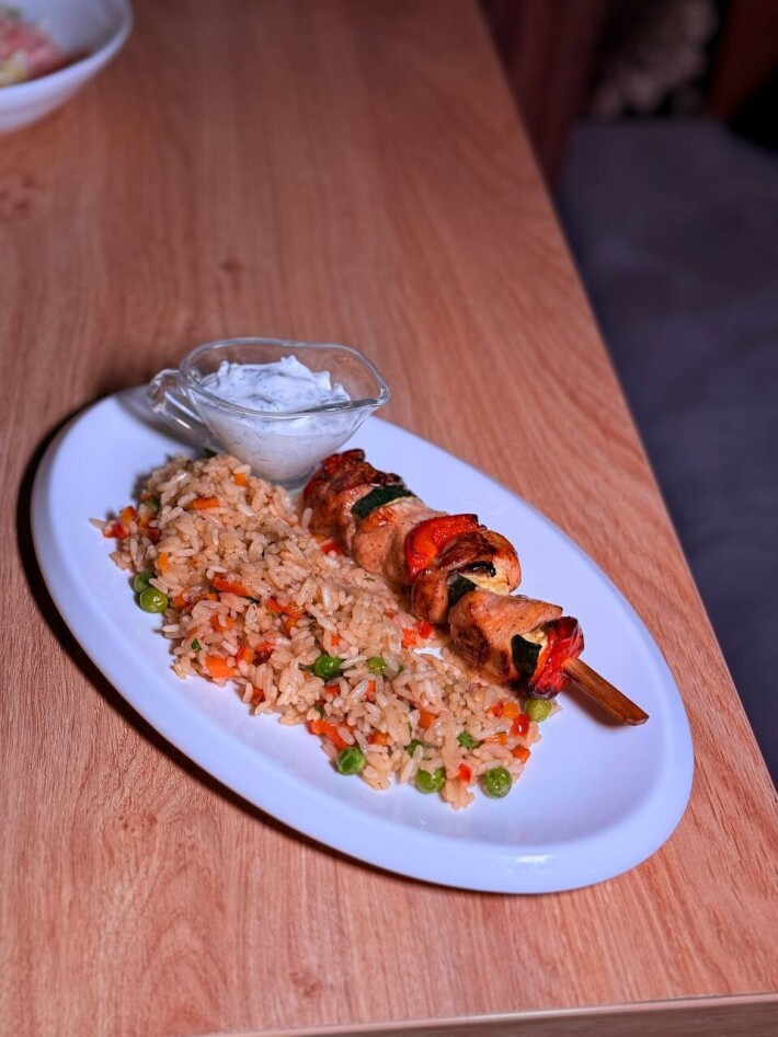Шашлык из цыпленка с овощами и рисом