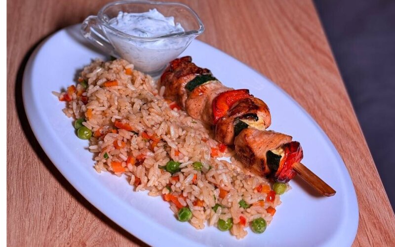 Шашлык из цыпленка с овощами и рисом