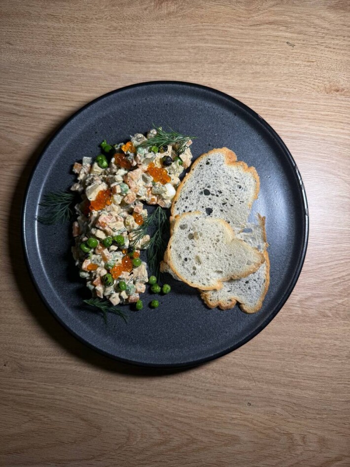 Оливье с цыпленком и красной икрой