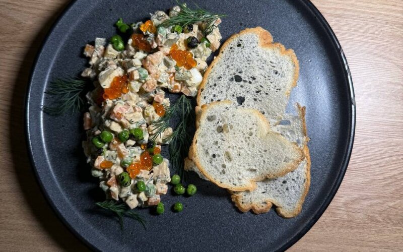 Оливье с цыпленком и красной икрой
