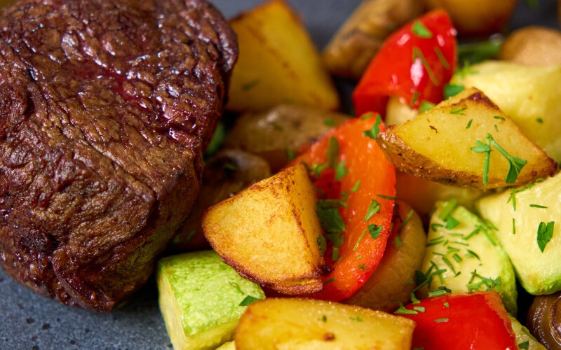 Миньон с печеными овощами