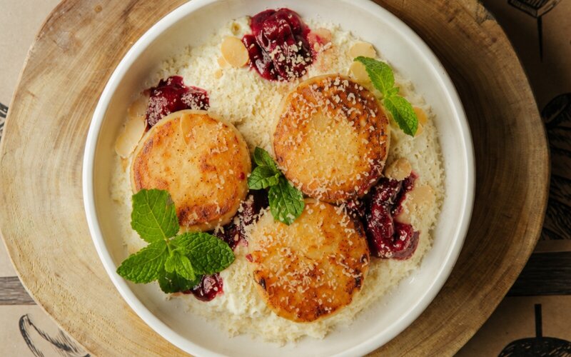 Сырники с пряной вишней