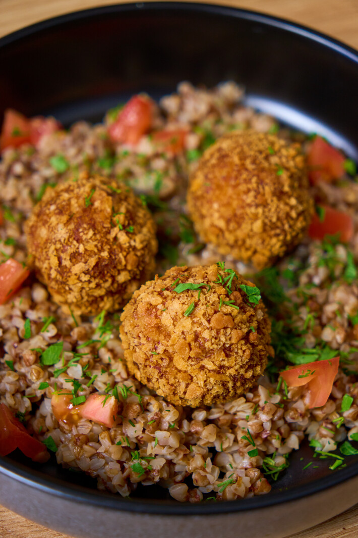 Митболы из цыпленка с гречневой кашей и грибным соусом