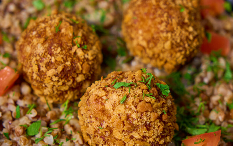 Митболы из цыпленка с гречневой кашей и грибным соусом