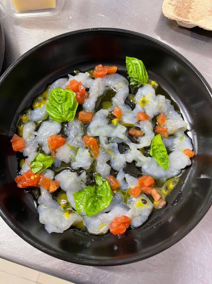 Карпаччо из креветки с помидорами конкассе и маракуйей