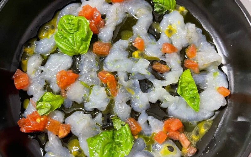 Карпаччо из креветки с помидорами конкассе и маракуйей