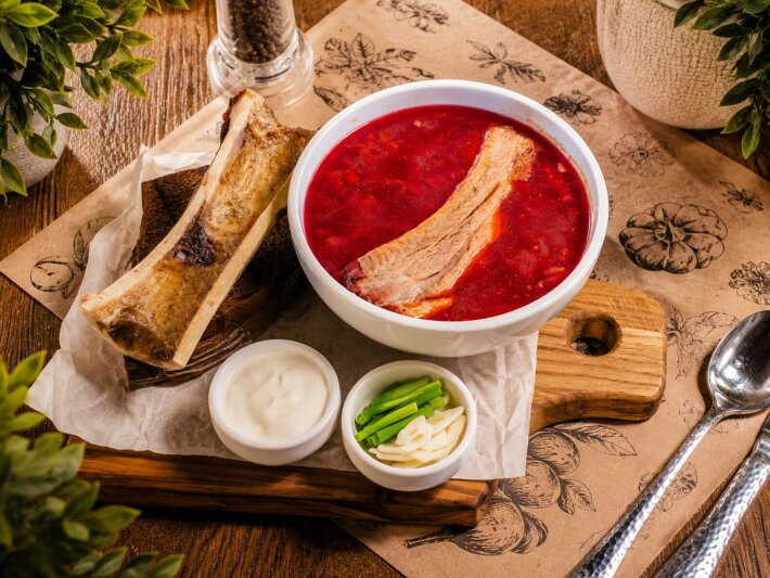 Борщ с ребром и мозговой костью