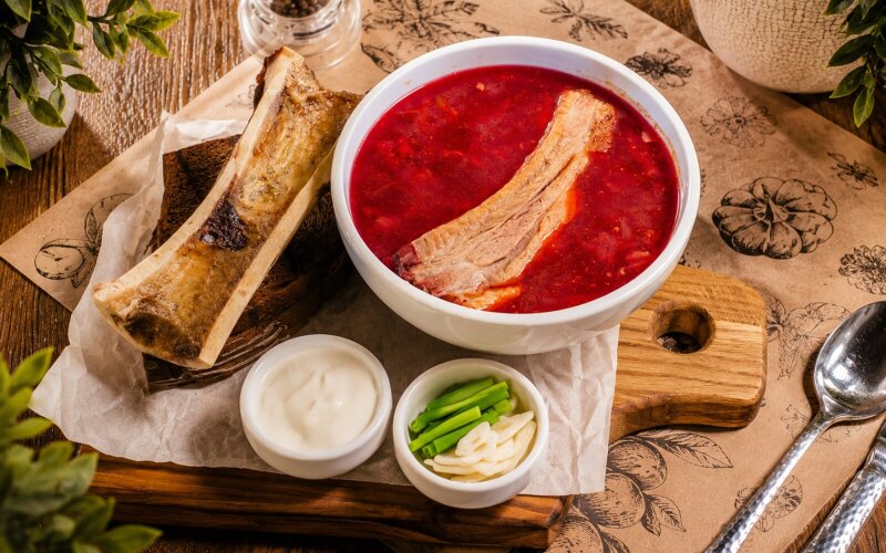 Борщ с ребром и мозговой костью