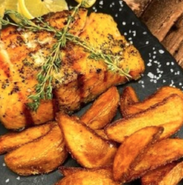 Стейк из лосося с дольками картофеля «По-деревенски»