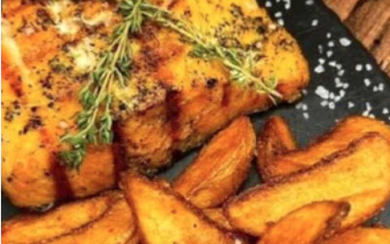 Стейк из лосося с дольками картофеля «По-деревенски»