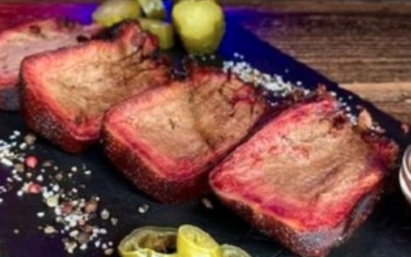 Копчёный говяжий язык с огурцом и соусом