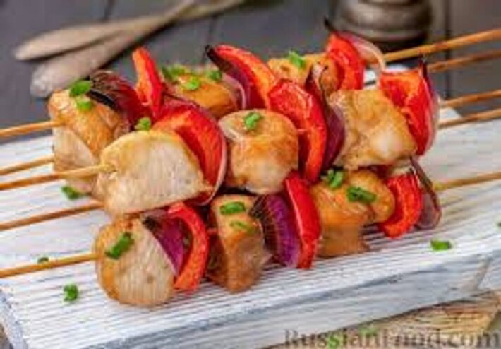 Шашлычок из филе цыпленка с томатом и маринованным луком