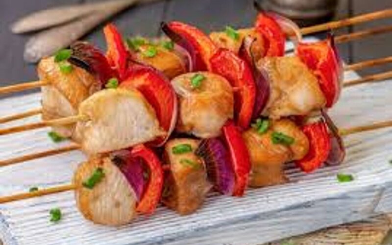 Шашлычок из филе цыпленка с томатом и маринованным луком