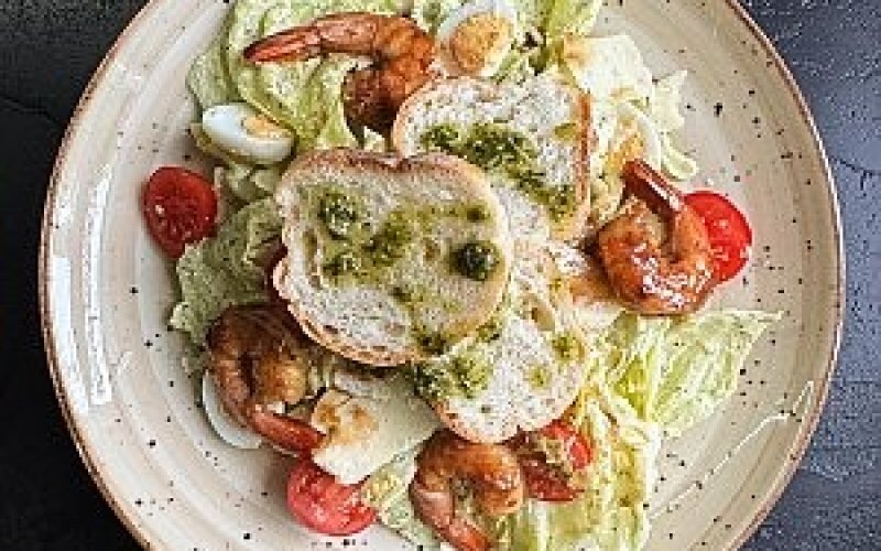 Салат «Цезарь» с креветками