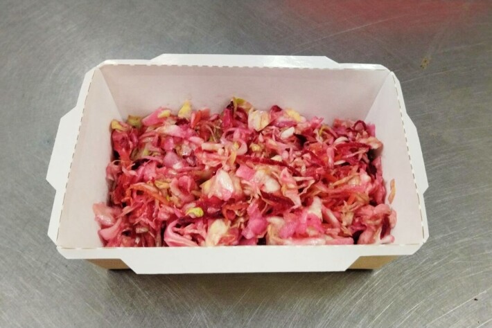 Салат из капусты, моркови и свеклы с маслом