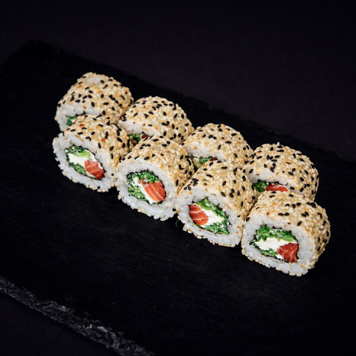 Ролл с лососем и чукой