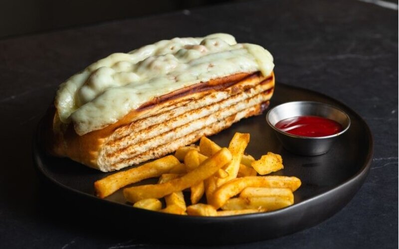 Хот-дог с жареным сыром