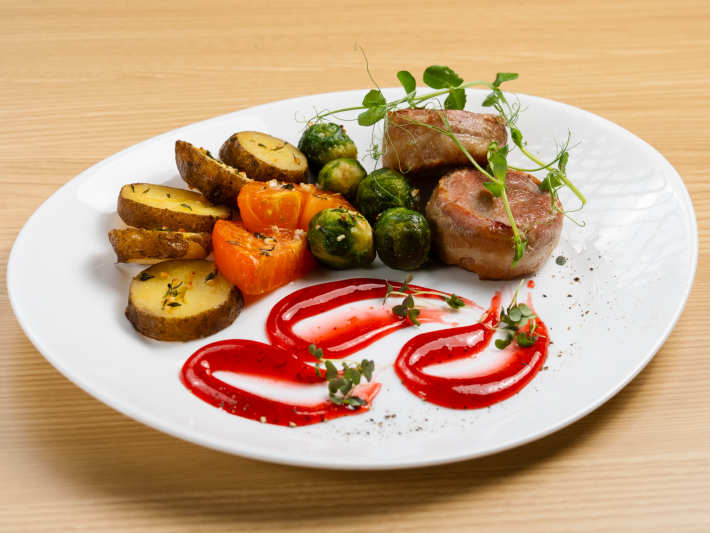 Медальоны из свинины в беконе с запечённым картофелем