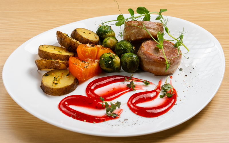 Медальоны из свинины в беконе с запечённым картофелем