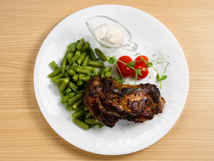 Стейк из свинины со стручковой фасолью и помидорами черри