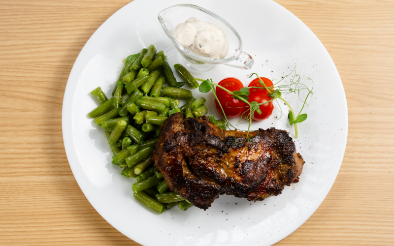Стейк из свинины со стручковой фасолью и помидорами черри
