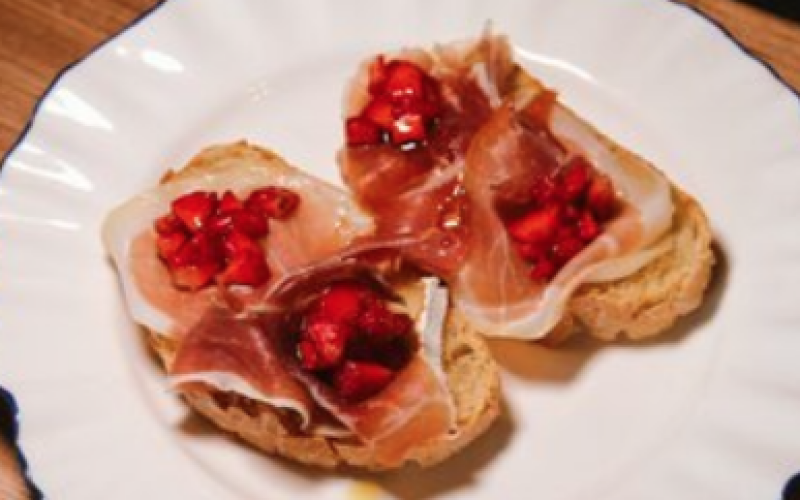 Брускетта с пармой, сыром «Бри» и клубникой