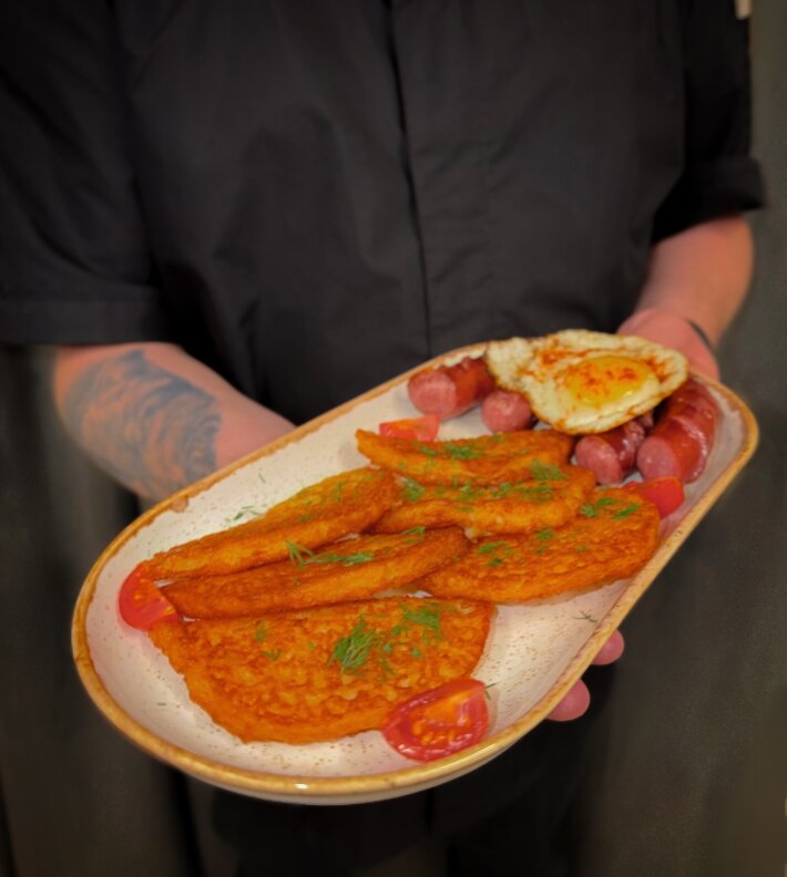 Драники с колбасками и яйцом