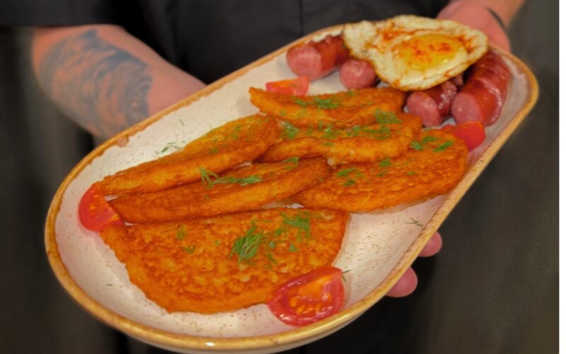 Драники с колбасками и яйцом