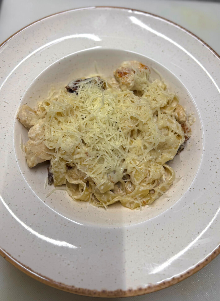 Паста с курицей и грибами