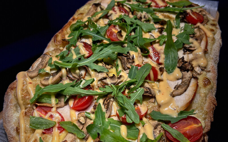 Пиццета с вяленым мясом