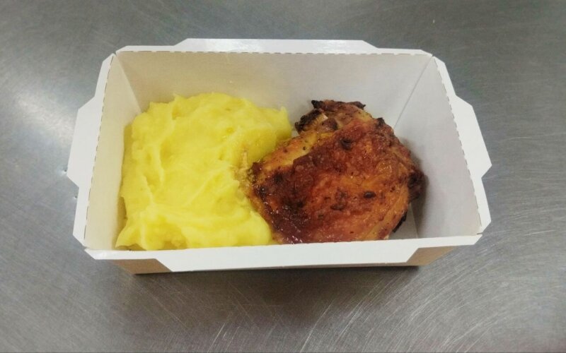 Бедро цыплёнка с картофельным пюре
