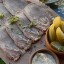 Доска с отварным говяжьим языком, соленым огурцом и хреном